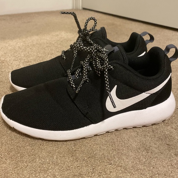 Nike Shoes - ‼️NIKE ROSHE ONE WOMANS SNEAKERS